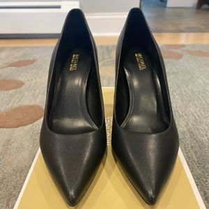 Michael Kors Mid Pump Keke - wore once bought to big.